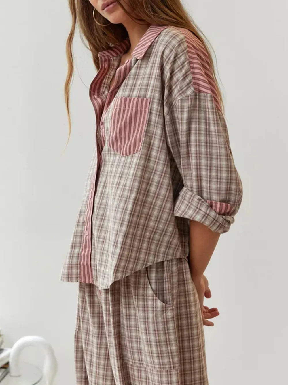 Saint Du Bois bequemes und feminines kariertes Pyjama-Set aus Hose und Hemd