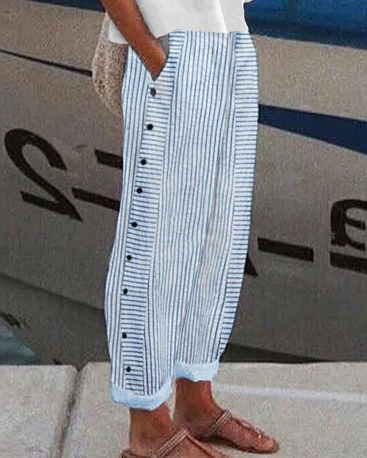 Noa - Hellblau gestreifte Hose mit Taschen und Knöpfen für Sommer und Urlaub