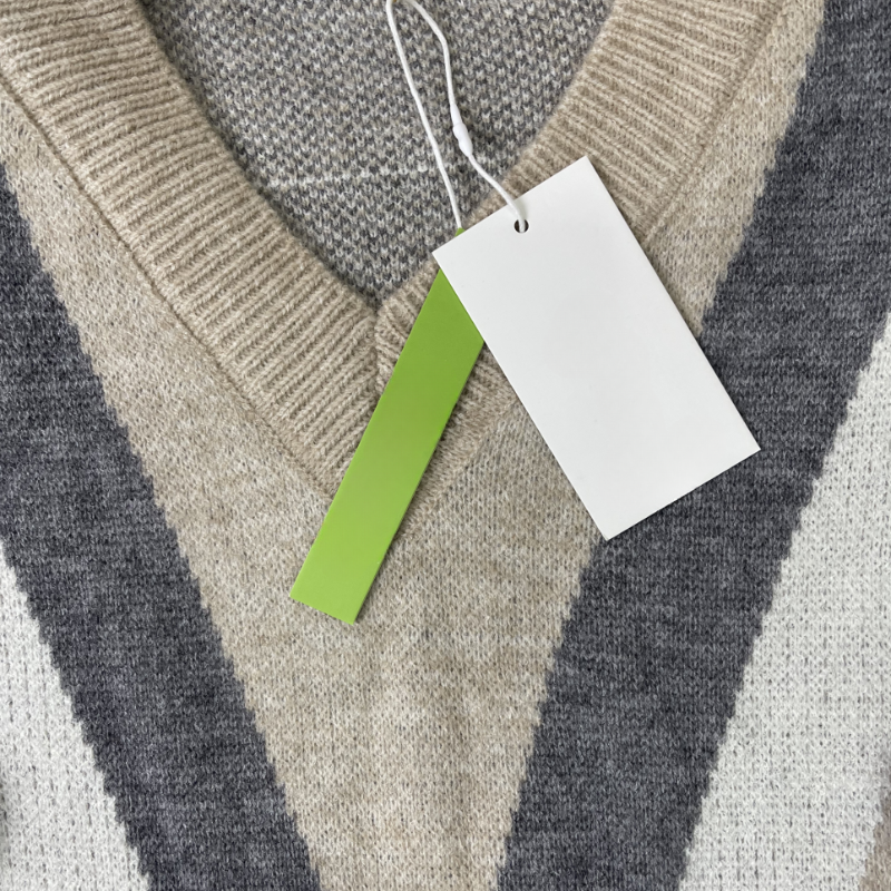 Riya - Brauner langärmeliger Pullover mit V-Ausschnitt