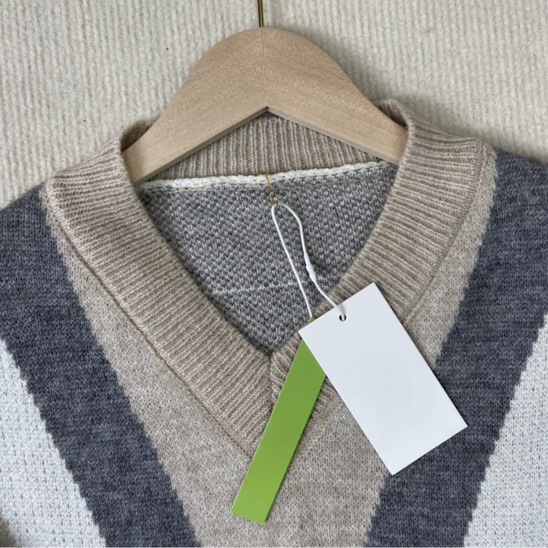 Riya - Brauner langärmeliger Pullover mit V-Ausschnitt