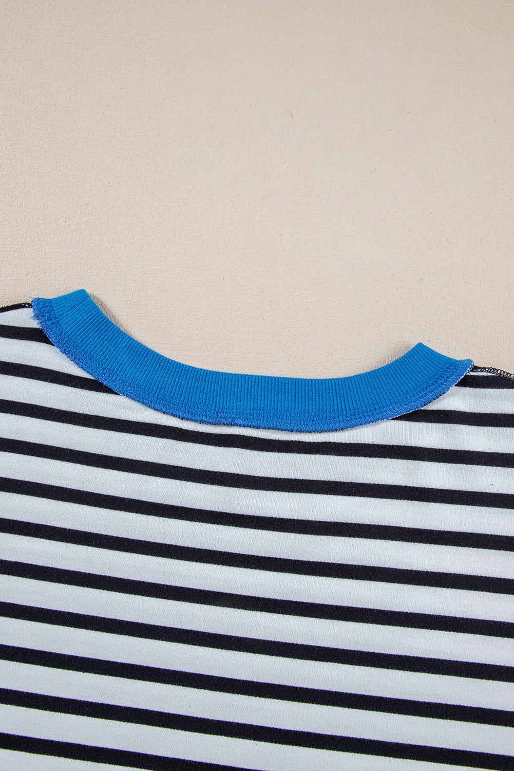 Anna - Horizontal gestreiftes, locker sitzendes T-Shirt mit Kontrastbesatz und weiten, kurzen Ärmeln