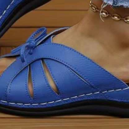 Anneke - Bequeme vegane Ledersandalen mit offener Spitze und niedrigem Absatz und Schleife