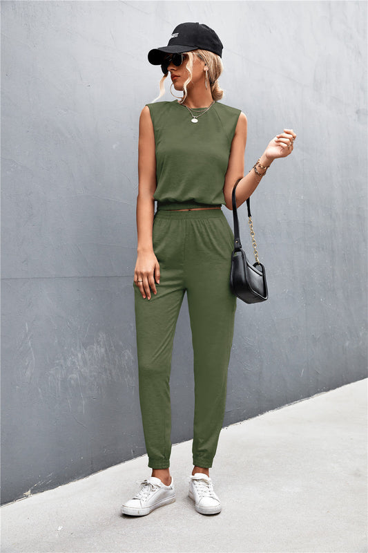 Yara - Klassisches zweiteiliges Set aus ärmellosem Oberteil mit hohem Ausschnitt und bequemer Hose mit hohem Gummizug in der Taille