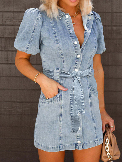 Sanne - Kurzes Denim-Kleid mit Puffärmeln, Knopfverschluss und schmalem Taillenband