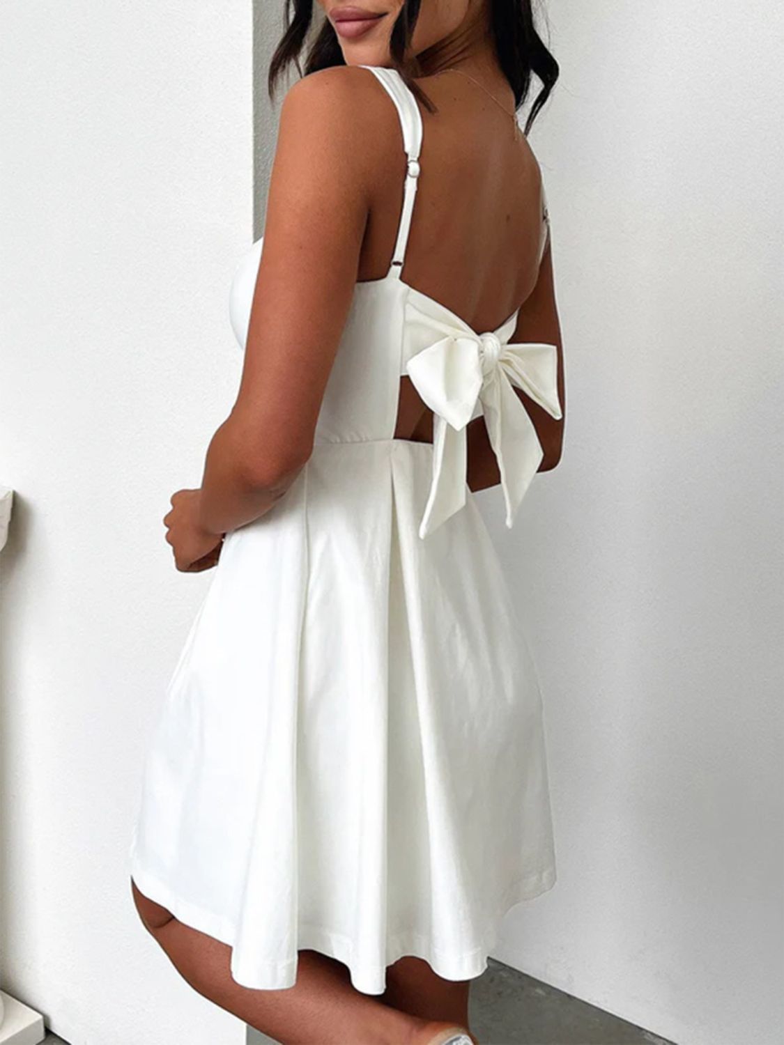 Liv - Minikleid mit quadratischem Ausschnitt und Schleife hinten
