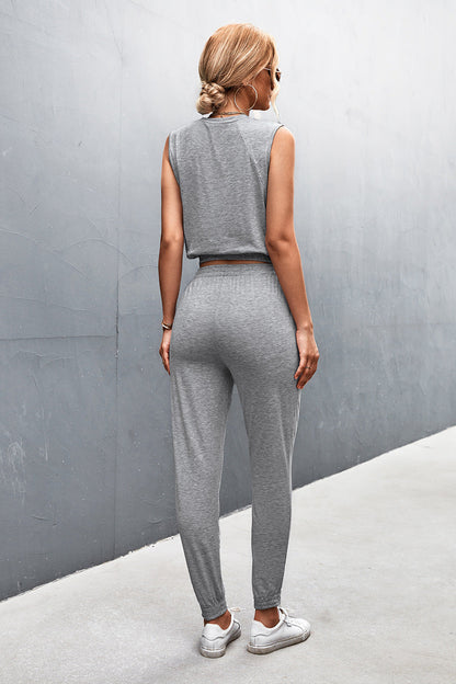 Yara - Klassisches zweiteiliges Set aus ärmellosem Oberteil mit hohem Ausschnitt und bequemer Hose mit hohem Gummizug in der Taille