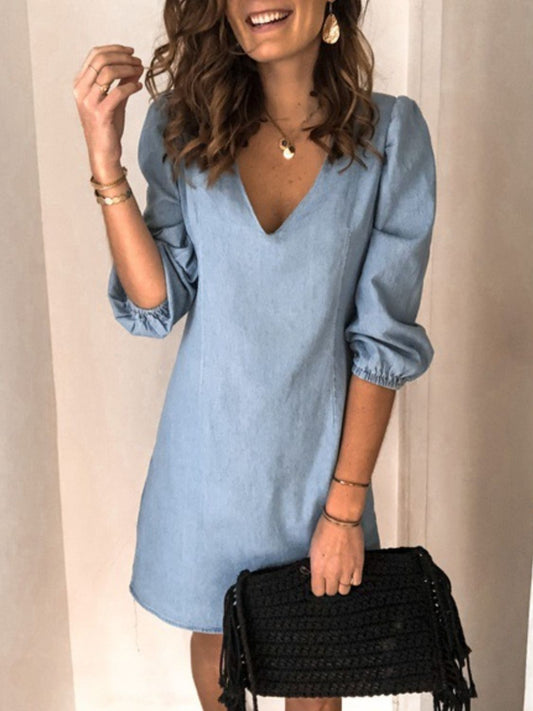 Tess - Kurzes Denim-Kleid mit V-Ausschnitt und halben Ärmeln