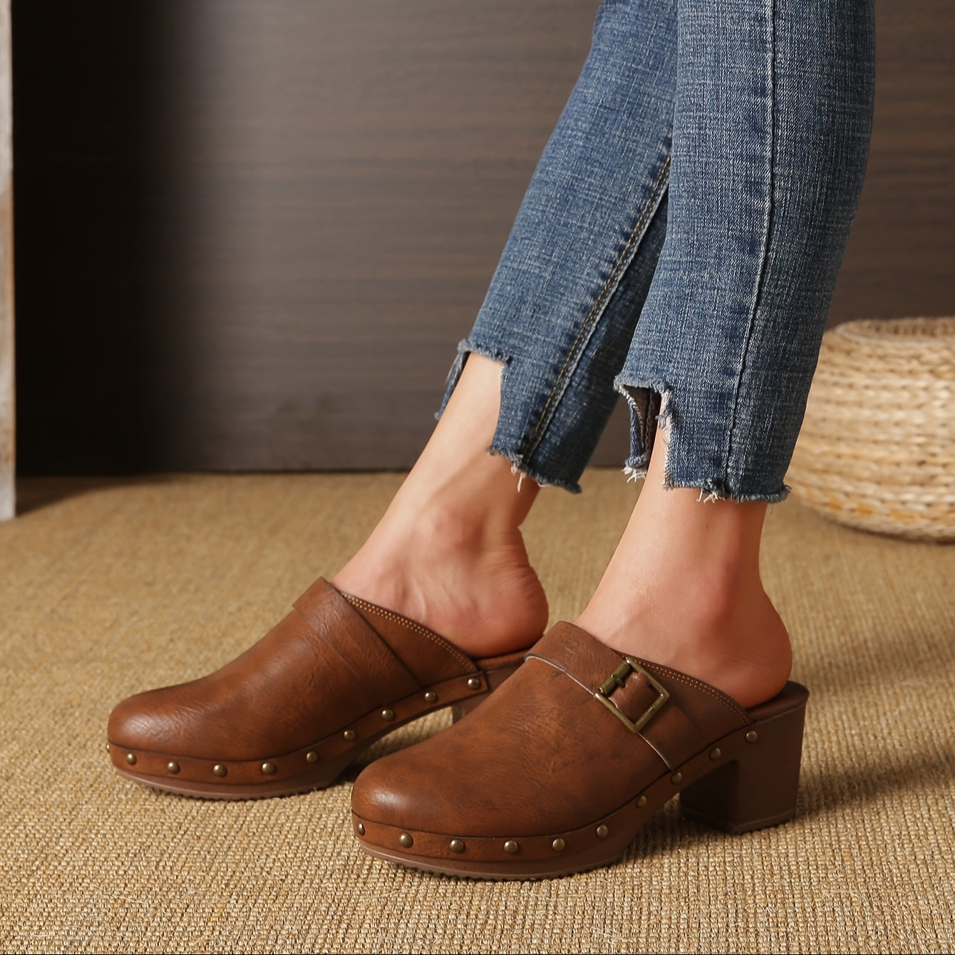 Saskia - Clogs mit Blockabsatz aus veganem Leder mit Stollen und Schnalle und rutschfestem Boden