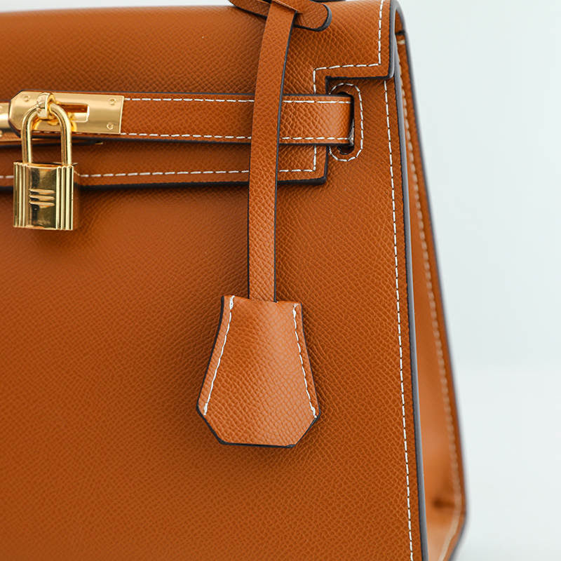 Noor - FashionableBag Zeitlose braune Milan Umhängetasche mit goldenen Details und Schloss