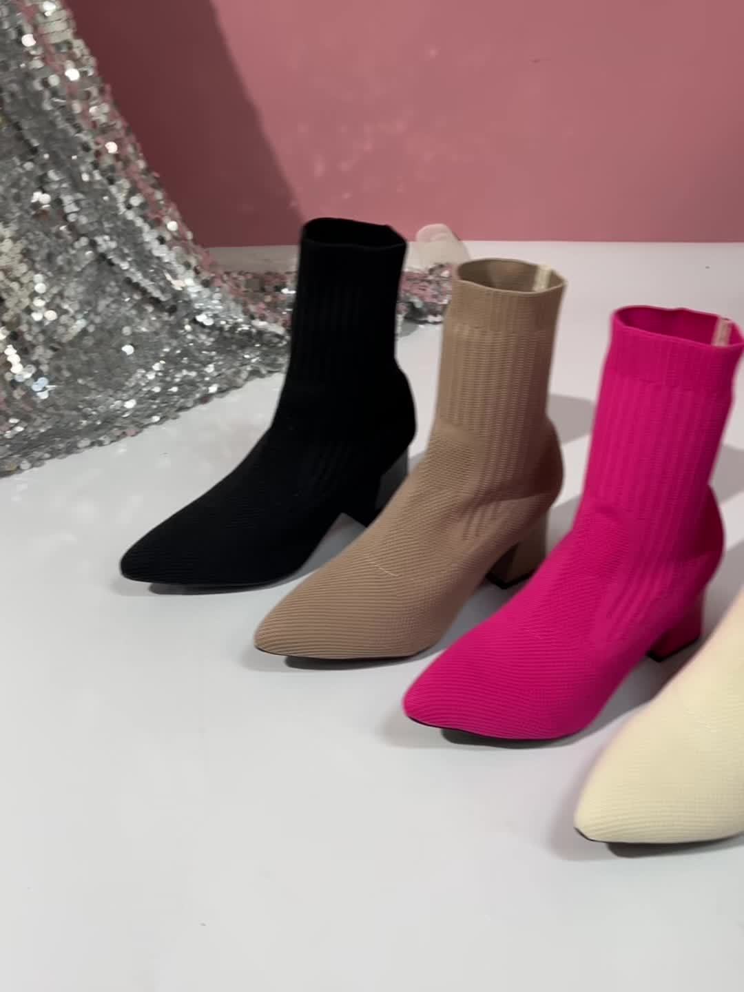 Aaltje - Elastische Strickstiefeletten mit spitzer Front und Blockabsatz