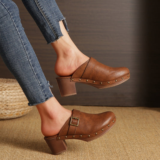 Saskia - Clogs mit Blockabsatz aus veganem Leder mit Stollen und Schnalle und rutschfestem Boden