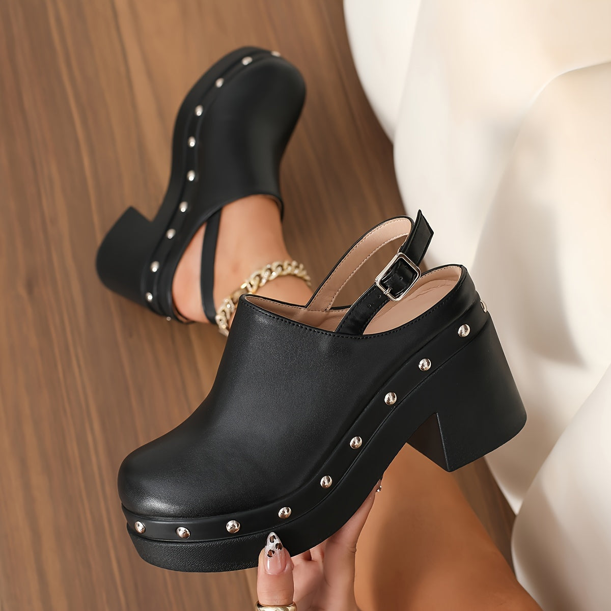 Rose - Schwarze Clogs aus Veganleder mit Blockabsatz, Nietenrand und Schnalle hinten