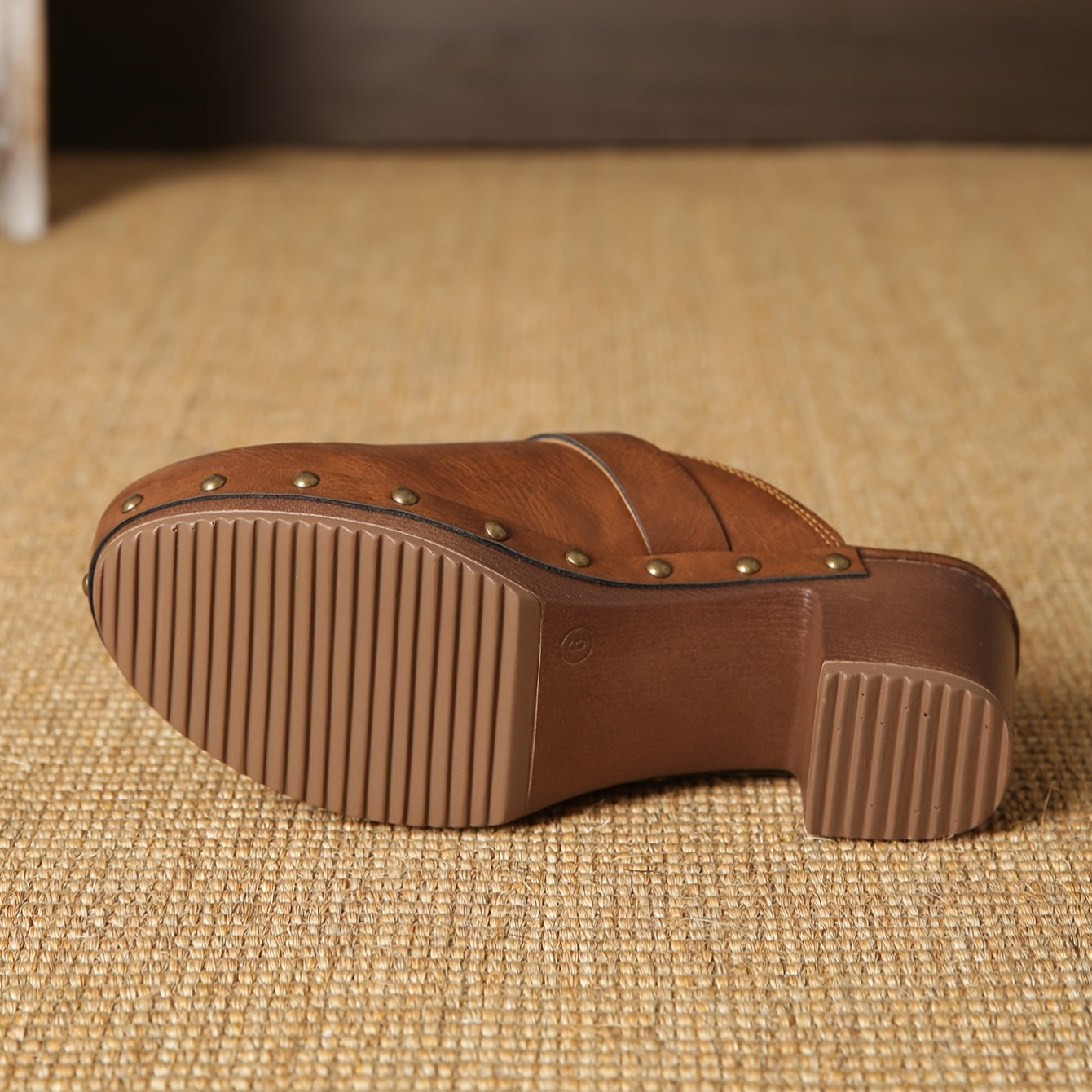 Saskia - Clogs mit Blockabsatz aus veganem Leder mit Stollen und Schnalle und rutschfestem Boden
