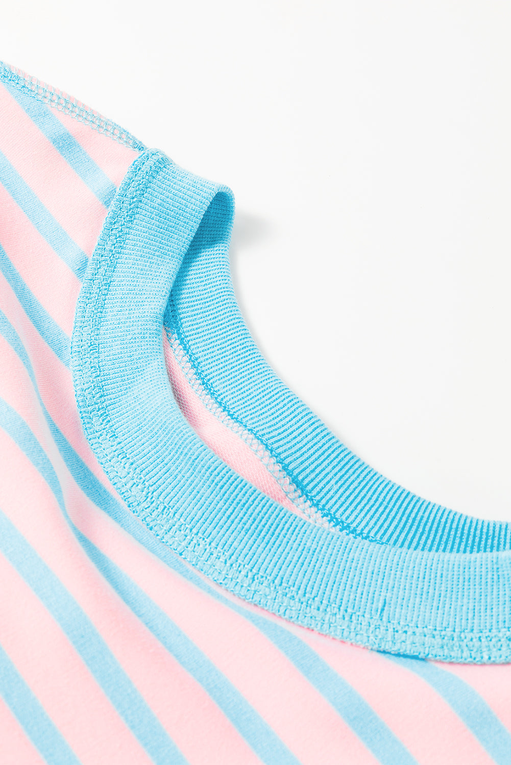 Anna - Horizontal gestreiftes, locker sitzendes T-Shirt mit Kontrastbesatz und weiten, kurzen Ärmeln
