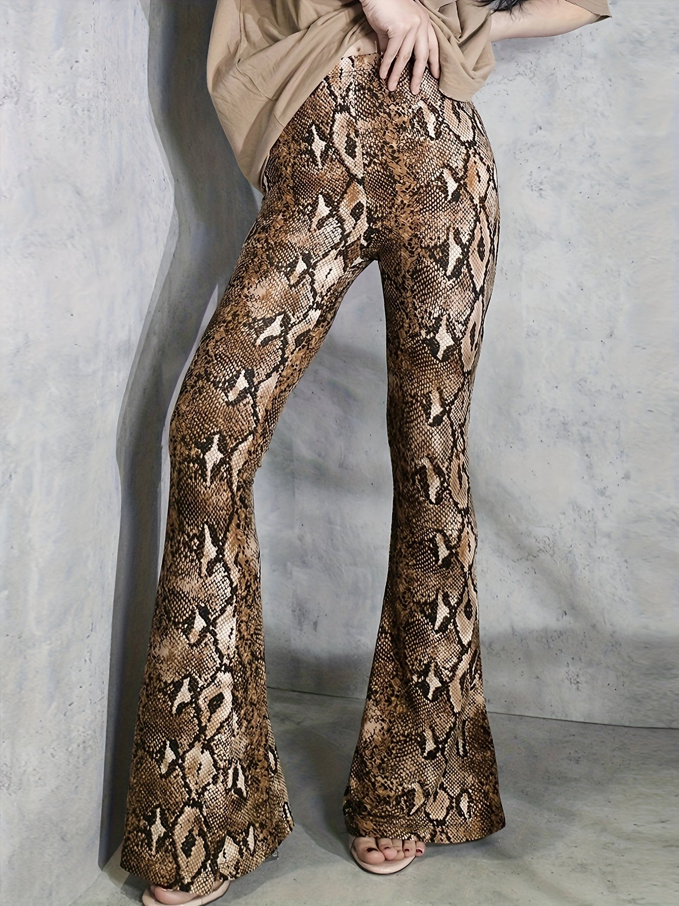 Eva - ausgestellte Stretch-Hose mit hoher Taille in Schlangenhaut-Schnittmuster