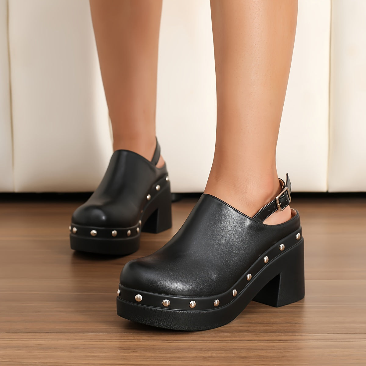 Rose - Schwarze Clogs aus Veganleder mit Blockabsatz, Nietenrand und Schnalle hinten