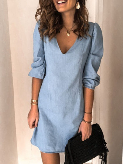Tess - Kurzes Denim-Kleid mit V-Ausschnitt und halben Ärmeln