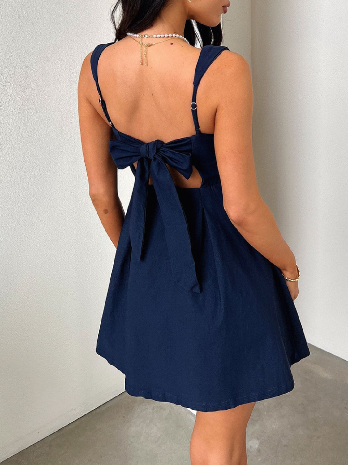 Liv - Minikleid mit quadratischem Ausschnitt und Schleife hinten