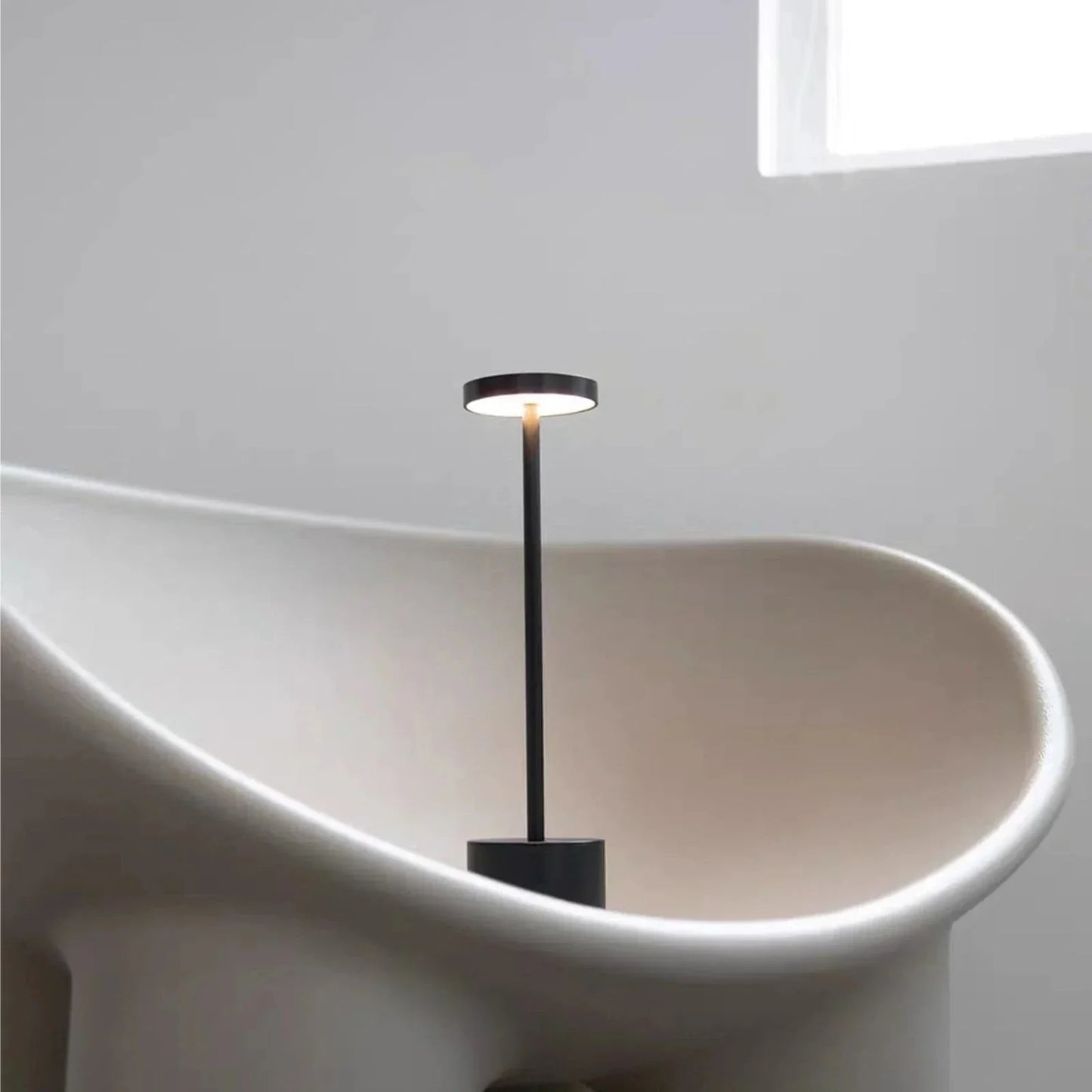 LuxoraGlow luxuriöse und moderne wiederaufladbare kabellose Lampe