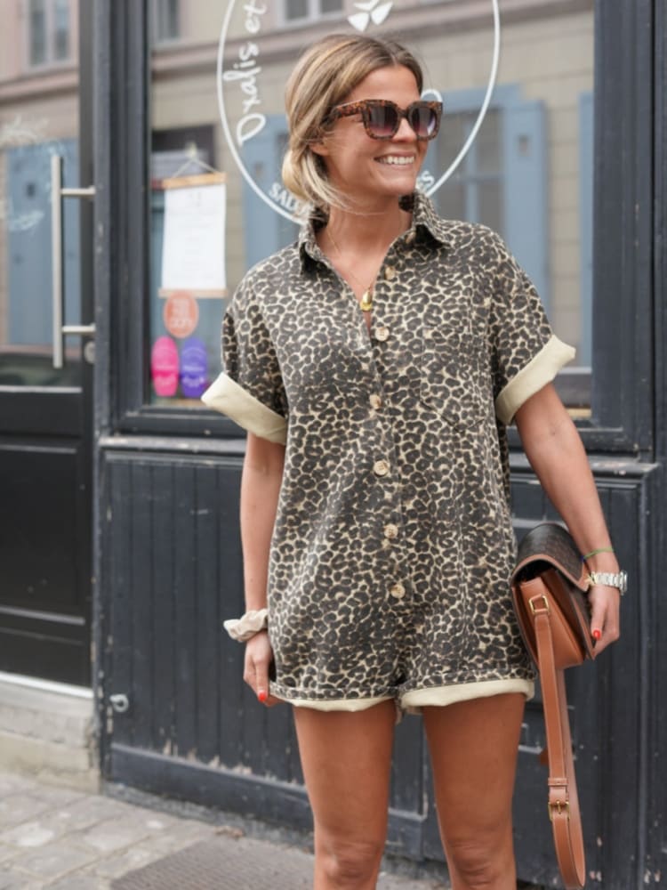 Laura - kurzer Strampler mit Leopardenmuster