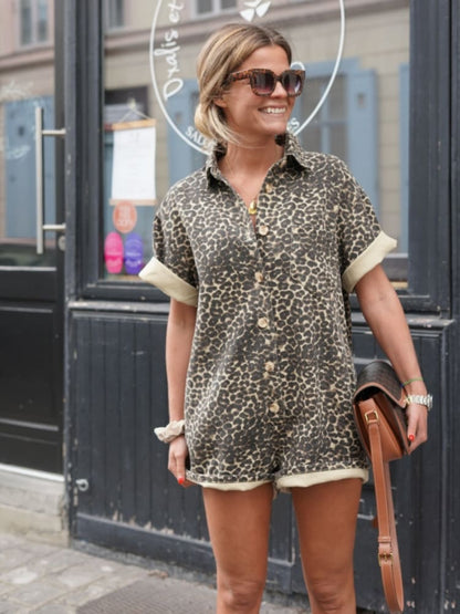 Laura - kurzer Strampler mit Leopardenmuster