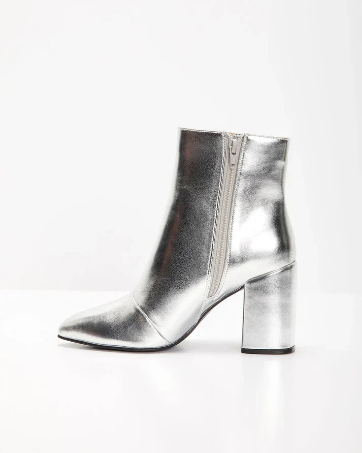 Ava - silberne Metallic-Stiefeletten mit Blockabsatz für einen gewagten und trendigen Look