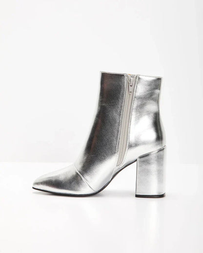 Ava - silberne Metallic-Stiefeletten mit Blockabsatz für einen gewagten und trendigen Look