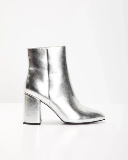 Ava - silberne Metallic-Stiefeletten mit Blockabsatz für einen gewagten und trendigen Look