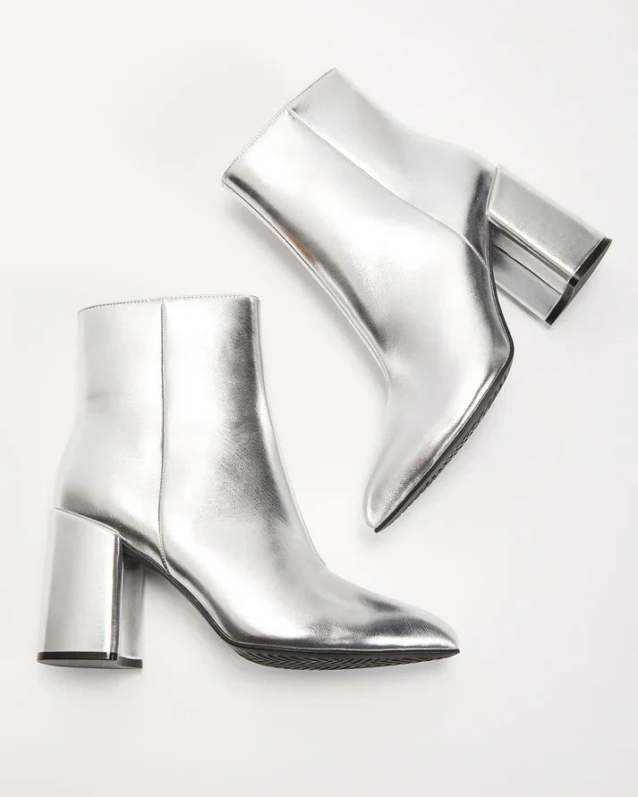Ava - silberne Metallic-Stiefeletten mit Blockabsatz für einen gewagten und trendigen Look
