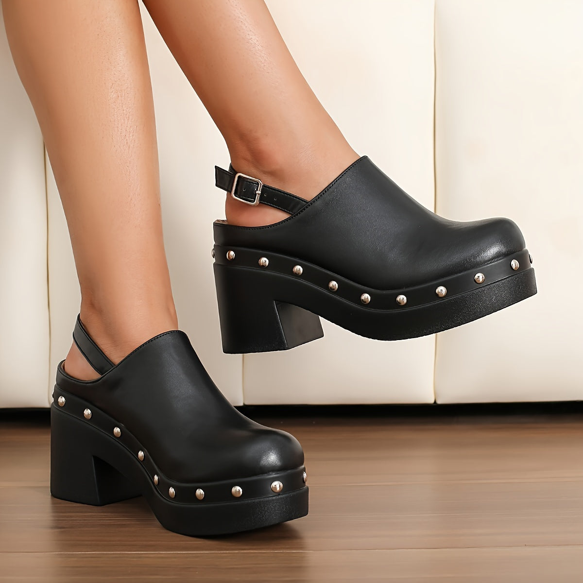 Rose - Schwarze Clogs aus Veganleder mit Blockabsatz, Nietenrand und Schnalle hinten
