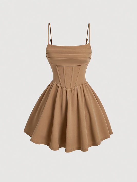 Sophie - Romantisches Kleid mit Faltenrock und Spaghetti-Trägern in Beige