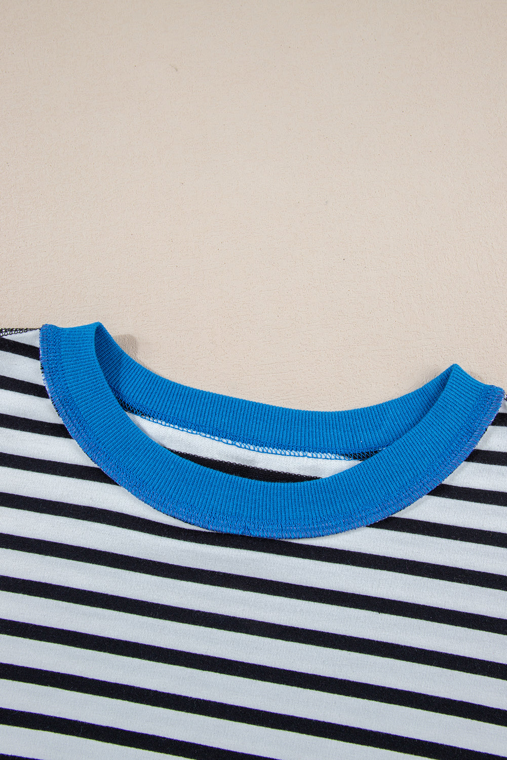 Anna - Horizontal gestreiftes, locker sitzendes T-Shirt mit Kontrastbesatz und weiten, kurzen Ärmeln