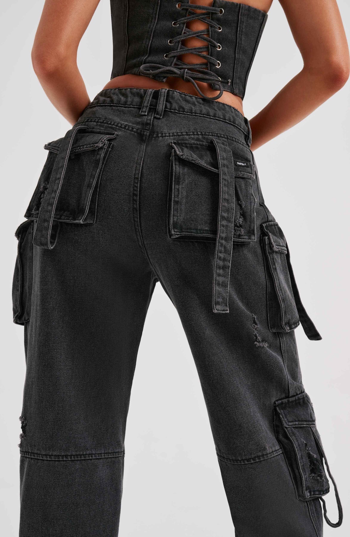 Mila - Stilvolles zweiteiliges Denim-Set aus trägerlosem Top und Cargo-Hose mit Taschen