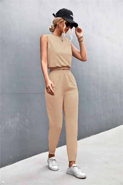 Yara - Klassisches zweiteiliges Set aus ärmellosem Oberteil mit hohem Ausschnitt und bequemer Hose mit hohem Gummizug in der Taille