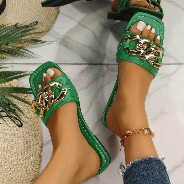 Carny - goldener Glamour, luxuriöse beigefarbene Pantoffeln mit goldenen Kettenakzenten