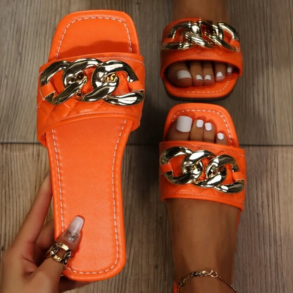 Carny - goldener Glamour, luxuriöse beigefarbene Pantoffeln mit goldenen Kettenakzenten