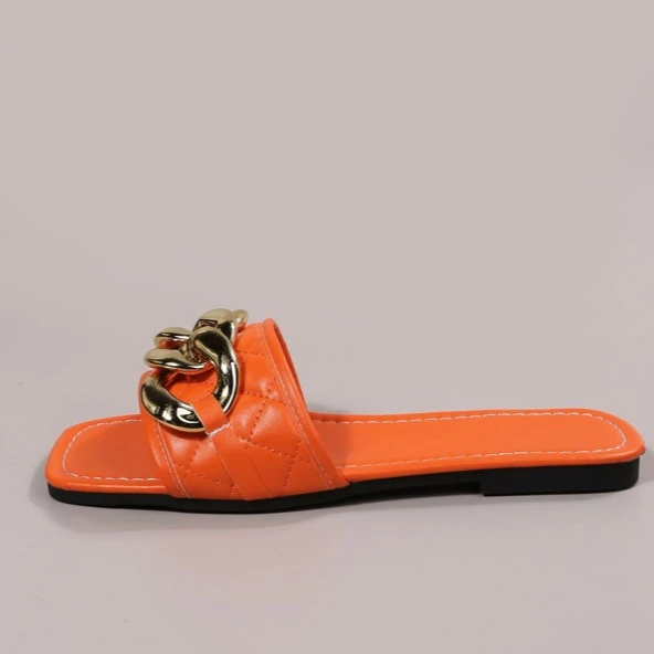 Carny - goldener Glamour, luxuriöse beigefarbene Pantoffeln mit goldenen Kettenakzenten