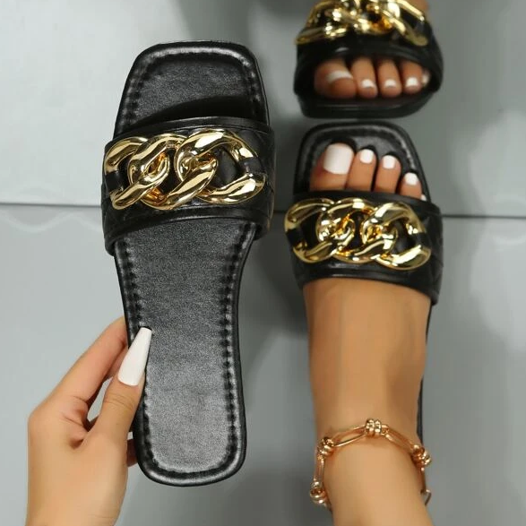 Carny - goldener Glamour, luxuriöse beigefarbene Pantoffeln mit goldenen Kettenakzenten