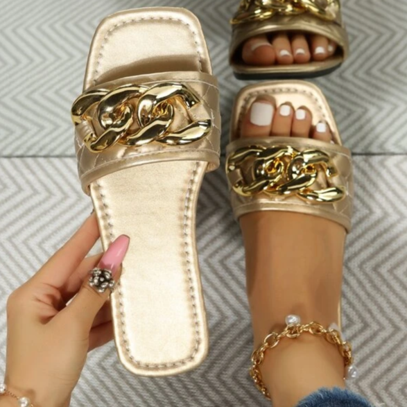 Carny - goldener Glamour, luxuriöse beigefarbene Pantoffeln mit goldenen Kettenakzenten