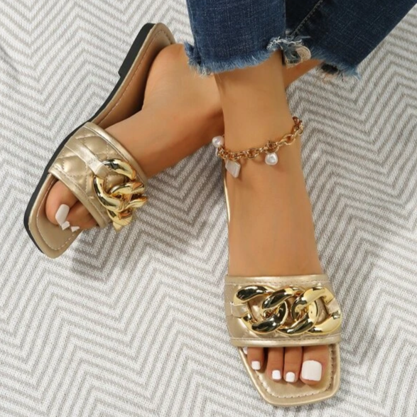 Carny - goldener Glamour, luxuriöse beigefarbene Pantoffeln mit goldenen Kettenakzenten