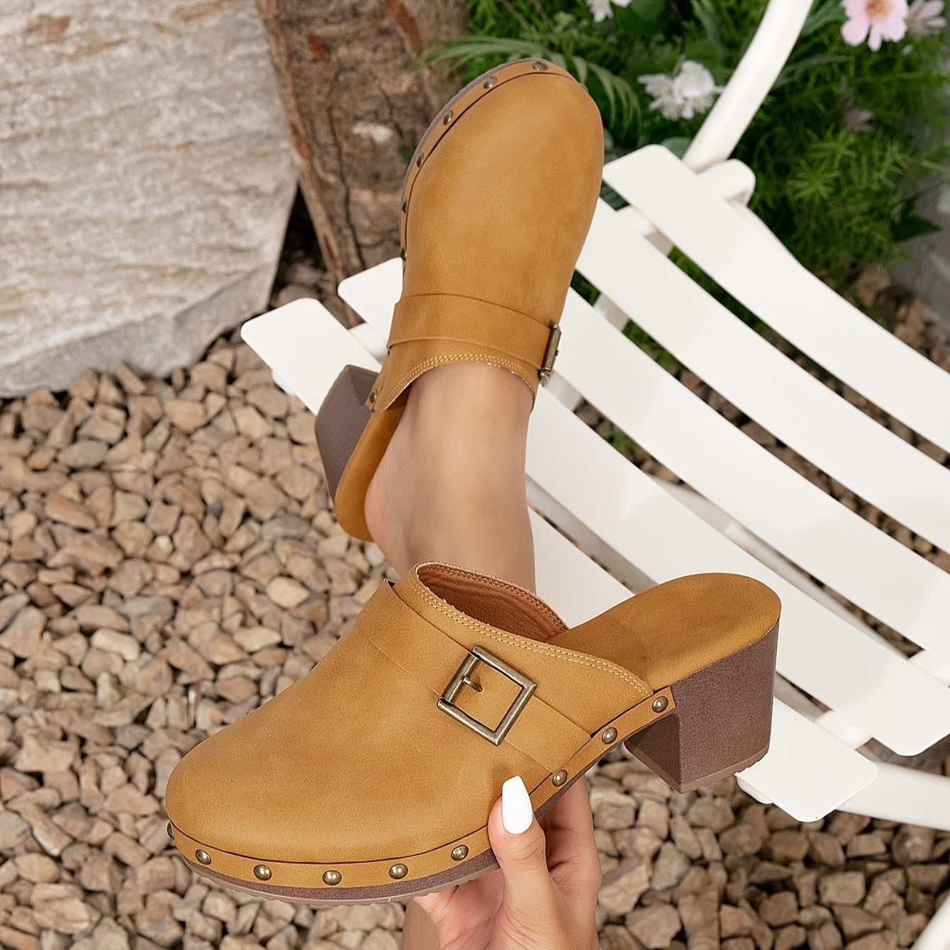 Saskia - Clogs mit Blockabsatz aus veganem Leder mit Stollen und Schnalle und rutschfestem Boden