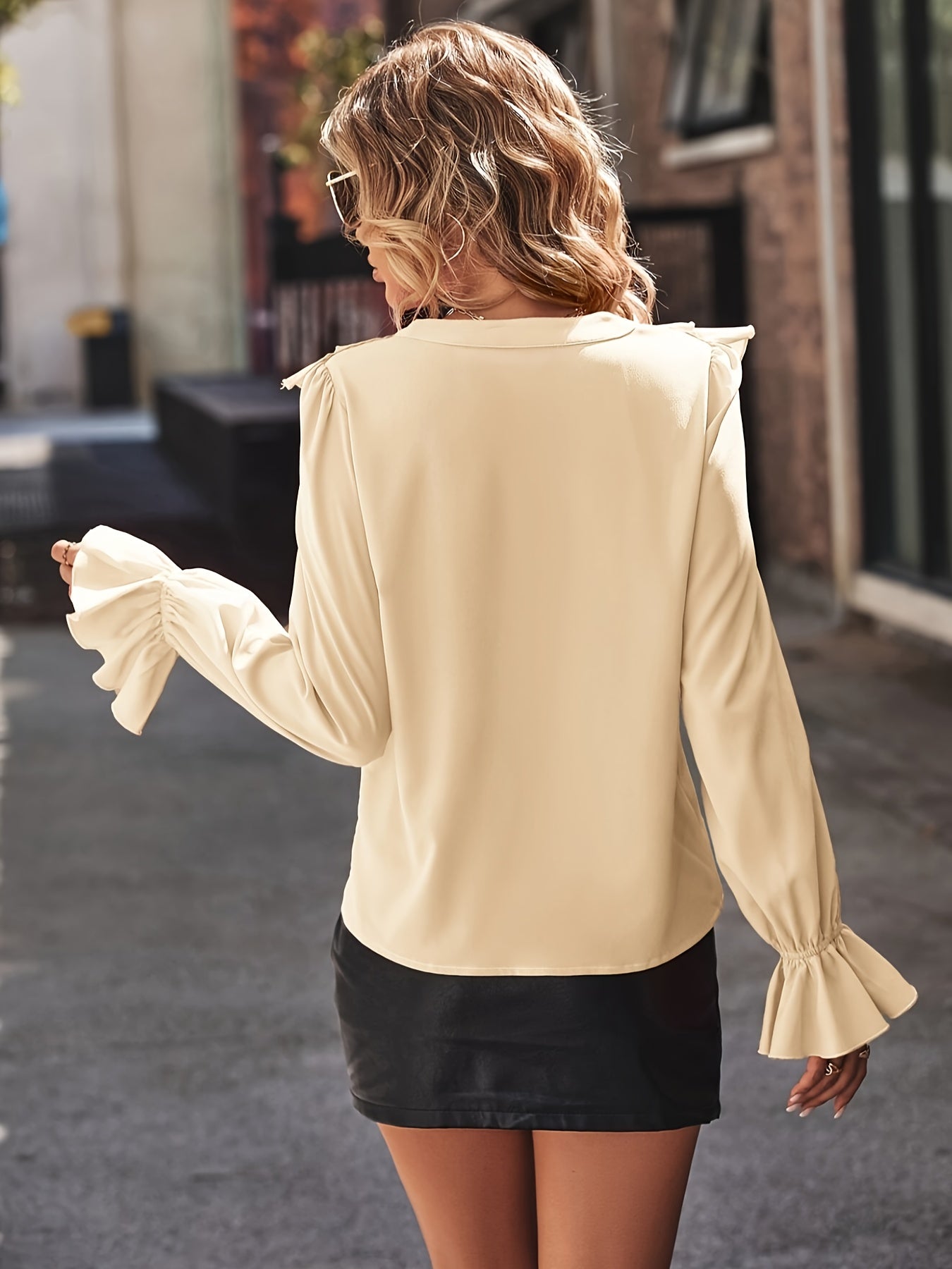Femke - Beigefarbene Chiffonbluse mit langen Ärmeln