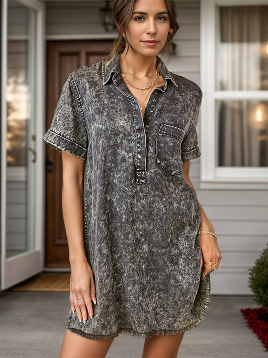 Emma - Kurzärmeliges T-Shirt-Kleid aus Denim mit Brusttasche und Kragen