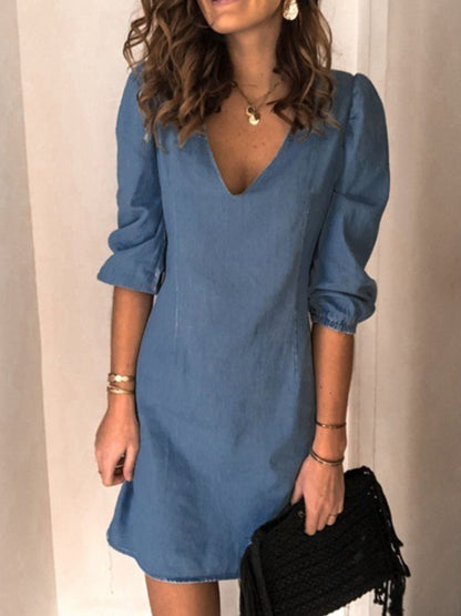 Tess - Kurzes Denim-Kleid mit V-Ausschnitt und halben Ärmeln
