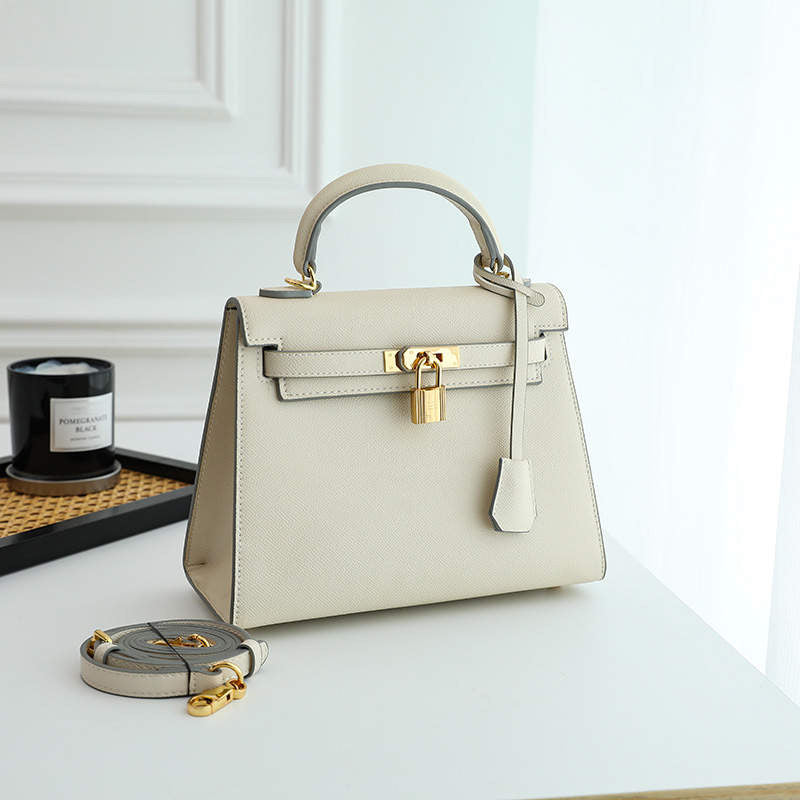Noor - FashionableBag Zeitlose braune Milan Umhängetasche mit goldenen Details und Schloss