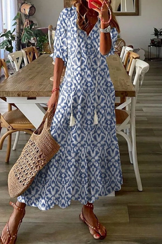 Maaike - Blaues Maxikleid mit V-Ausschnitt und halben Ärmeln und geometrischem Print