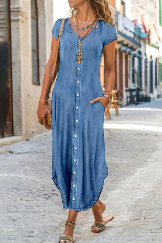 Iris - Langes Kleid aus Denim mit Knopfverschluss, V-Ausschnitt, kurzen Ärmeln und Taschen