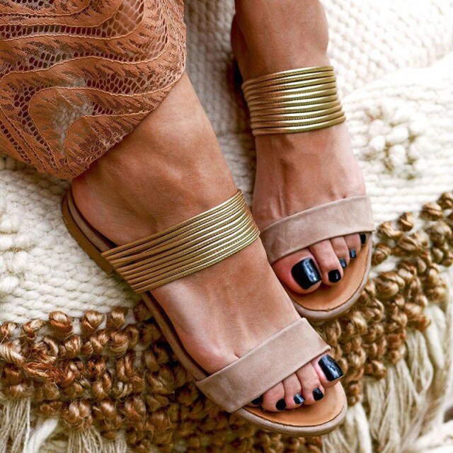 Delilah - Wüstengold, schöne Wildledersandalen mit Metallic-Riemen
