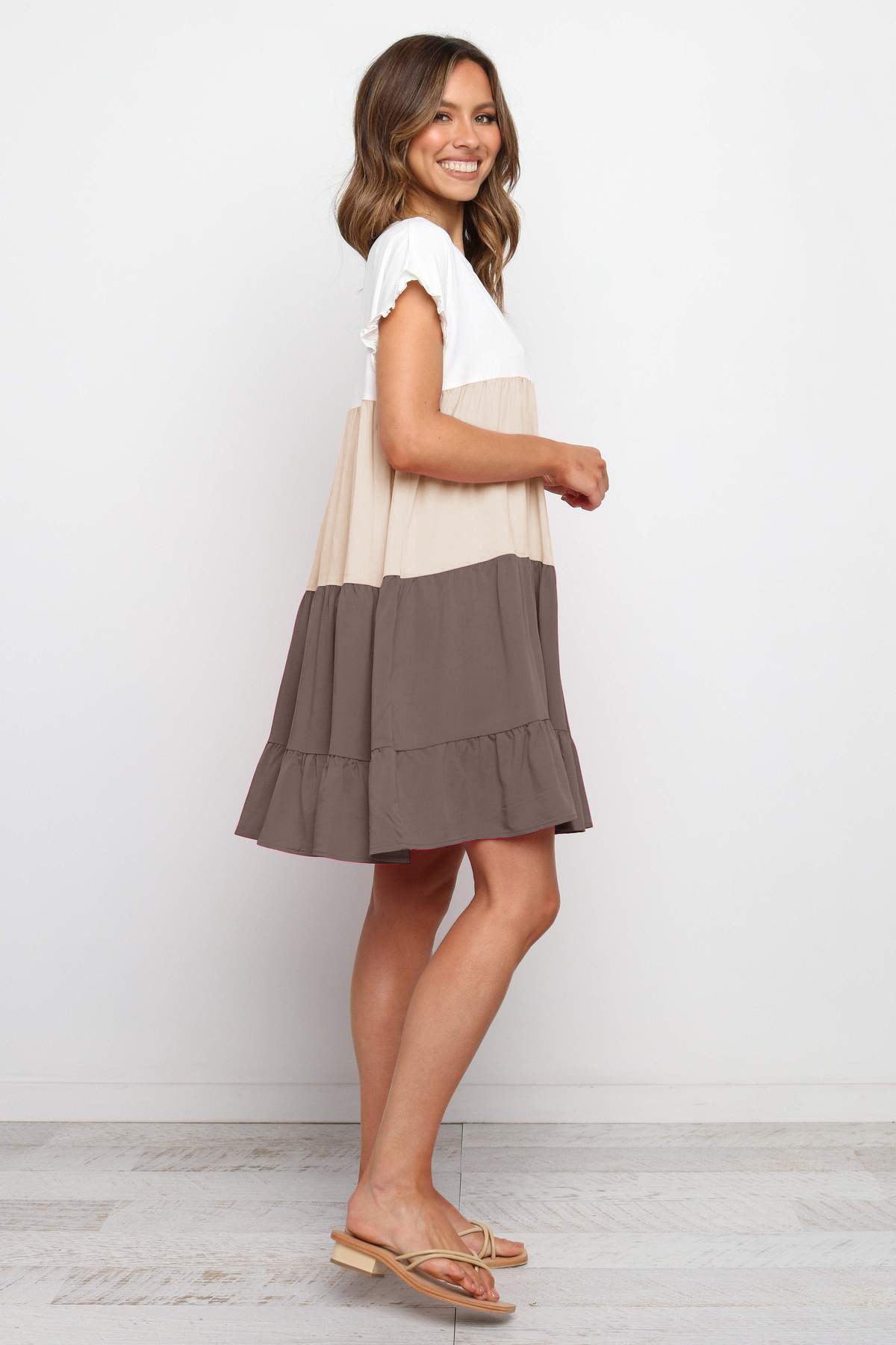 Jovita - Schattierungen des Sonnenuntergangs:  Verspieltes Kleid mit Farbblöcken in Weiß, Beige und Goldorange