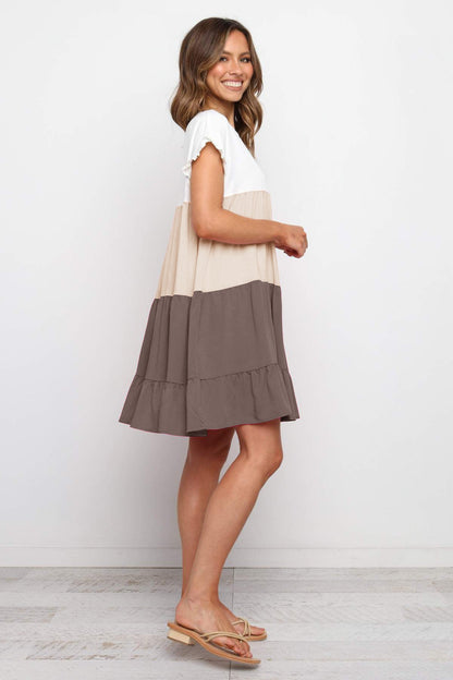 Jovita - Schattierungen des Sonnenuntergangs:  Verspieltes Kleid mit Farbblöcken in Weiß, Beige und Goldorange